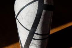 vaso bianco e nero raku  a strisce